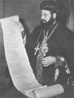  رئيس أساقفة دير السريان الأرثوذكس مع مخطوط إشعياء الذي اشتراه من الراعي محمد